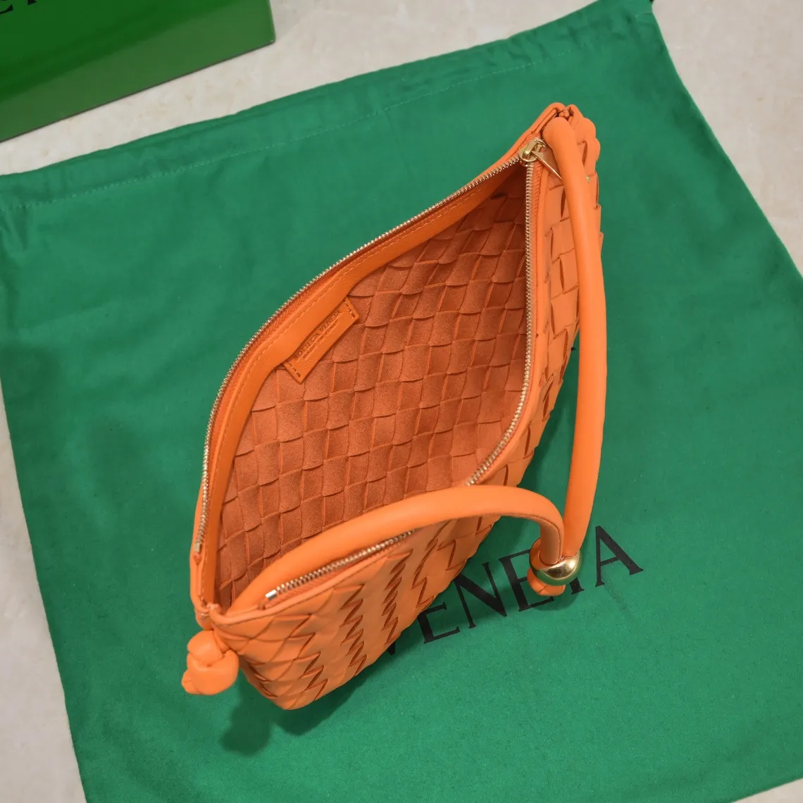 Batch 1220 BV has released new products. The small size TURN #recommended new hot style is still the classic woven logo that we can recognize at a glance. It is really a unique style that is familiar and unfamiliar! Made of sheepskin braiding, with beautiful gold beads on the shoulder straps for free adjustment. You can switch between the shoulder bag and the handbag at will. It has a concave and convex shape anytime and anywhere. It is a practical king with a unique personality. It also has the right color combination that can be sweet or salty. It is full of style. It is a beautiful summer catwalk style. Pull it out quickly. Small size: 29*3*19. Model: 6699-2#